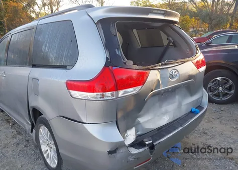 2013 Toyota Sienna Xle V6 8 Passenger z USA, uszkodzony, nr VIN 5TDYK3DC1DS320384